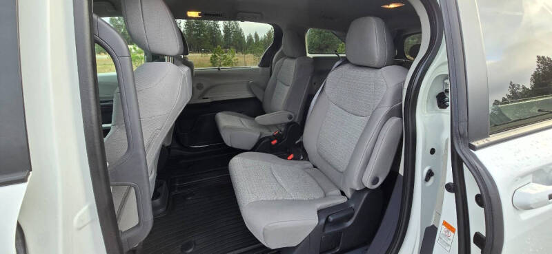 2022 Toyota Sienna LE 8-Passenger