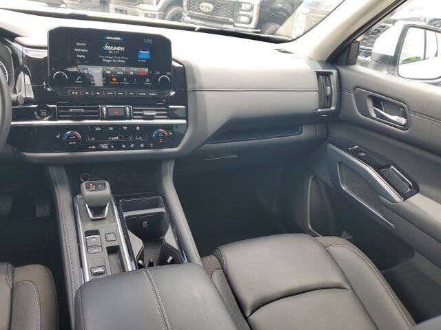 2025 Nissan Pathfinder SL