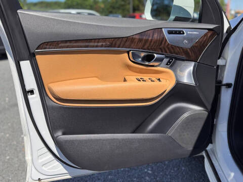 2017 Volvo XC90 T6 Momentum