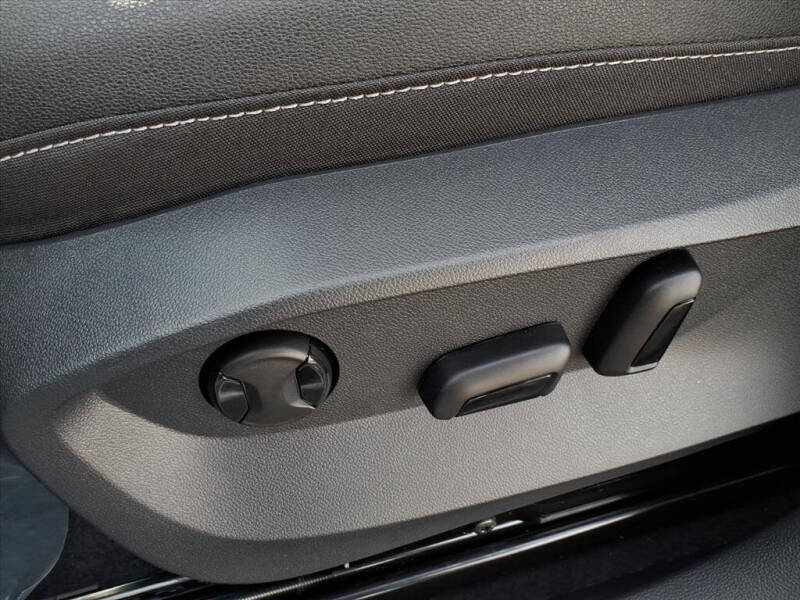 2026 Volkswagen Taos SE Black