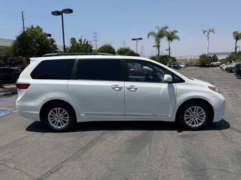 2017 Toyota Sienna XLE Premium 8-Passenger