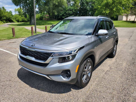 2021 Kia Seltos for sale at COOP'S AFFORDABLE AUTOS LLC in Otsego MI