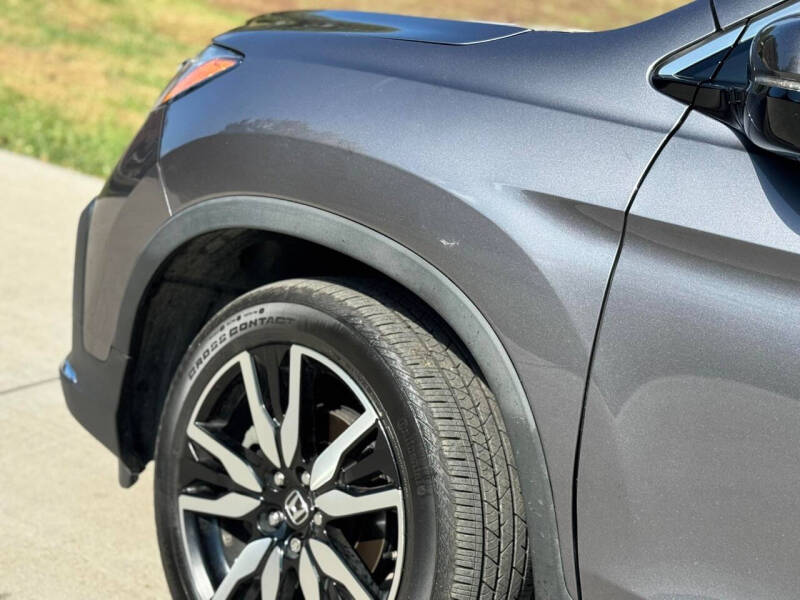 2022 Honda Pilot Touring w/Rear Captain's Chairs