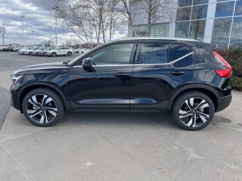 2025 Volvo XC40 B5 Ultra Bright Theme