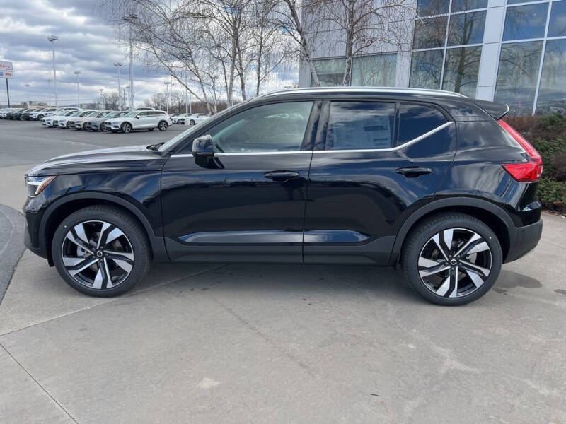 2025 Volvo XC40 B5 Ultra Bright Theme