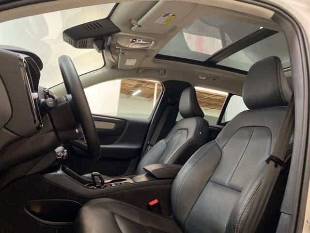 2025 Volvo XC40 B5 Core Bright Theme
