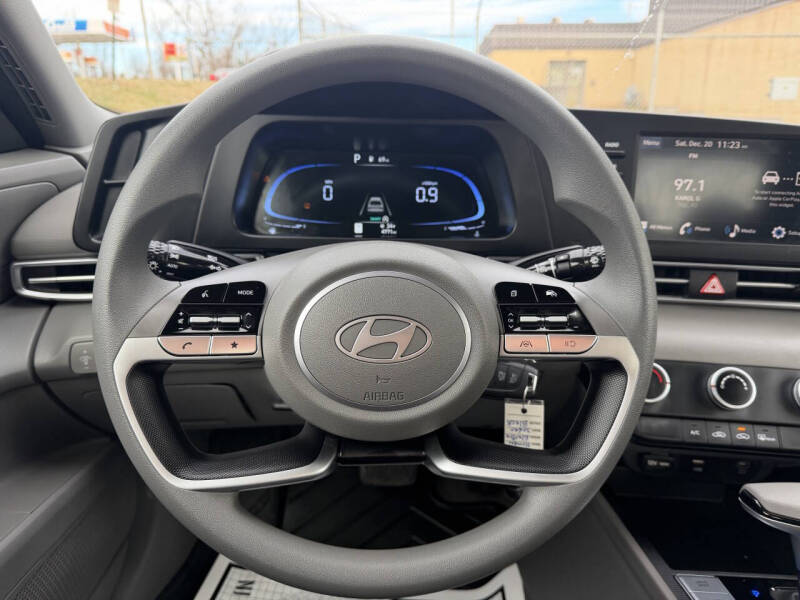 2025 Hyundai Elantra SE