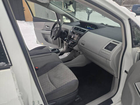 2017 Toyota Prius v Five