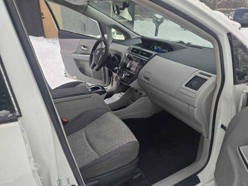 2017 Toyota Prius v Five