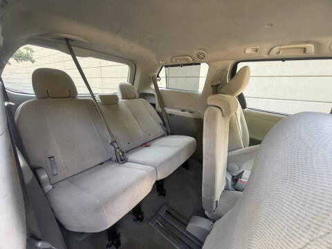 2012 Toyota Sienna LE 8-Passenger