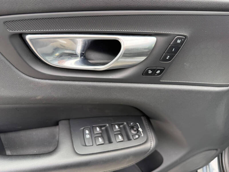 2023 Volvo XC60 B5 Plus Dark Theme