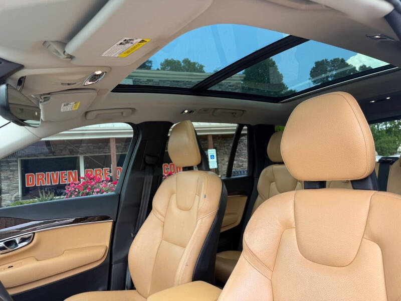 2016 Volvo XC90 T6 Momentum