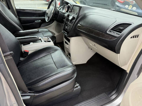2016 Chrysler Town and Country Touring