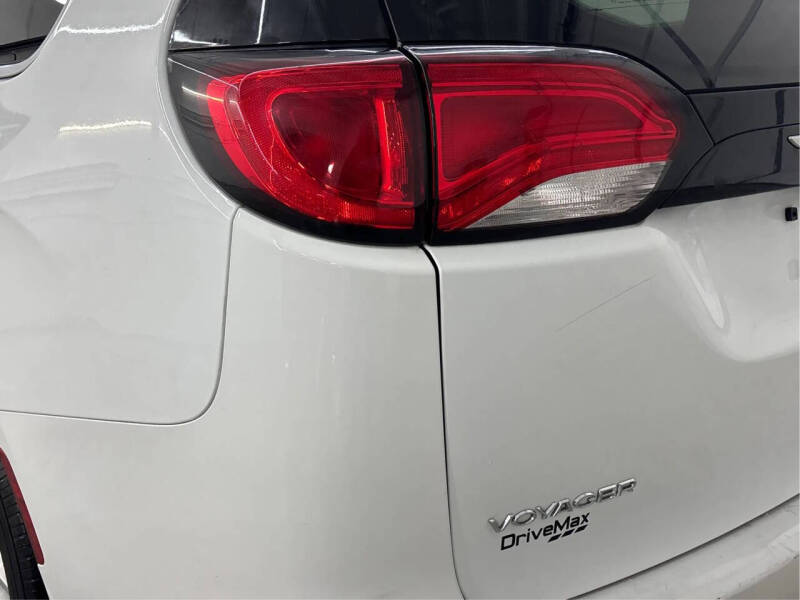 2023 Chrysler Voyager LX