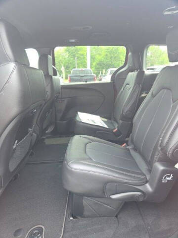 2027 Chrysler Pacifica Select