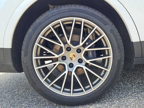 2023 Porsche Cayenne Platinum Edition