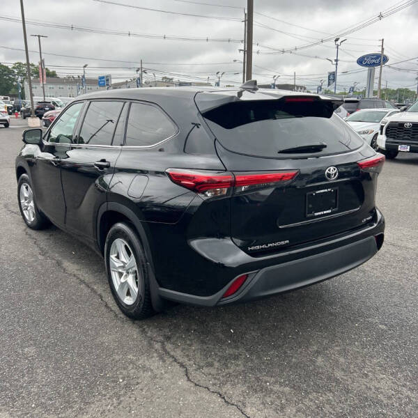2022 Toyota Highlander LE