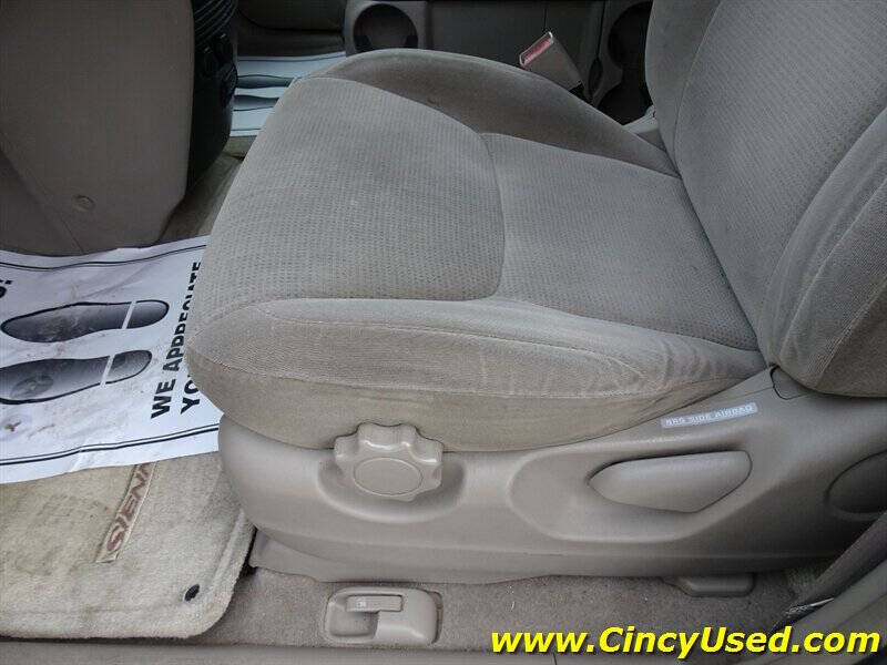 2004 Toyota Sienna LE 8 Passenger