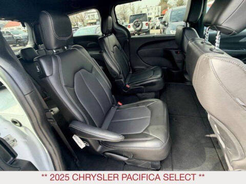 2025 Chrysler Pacifica Select