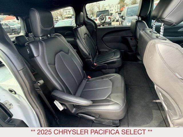 2025 Chrysler Pacifica Select