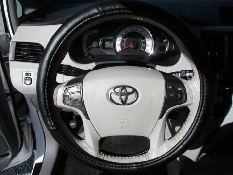 2013 Toyota Sienna SE 8-Passenger