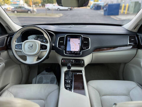 2016 Volvo XC90 T6 Momentum