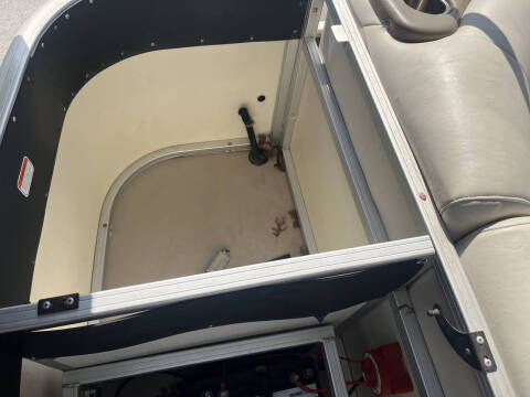 2011 Sun Tracker Regency Party Barge 22