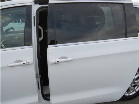 2022 Chrysler Voyager LX