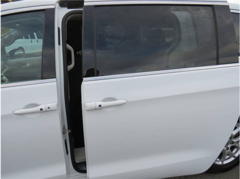 2022 Chrysler Voyager LX