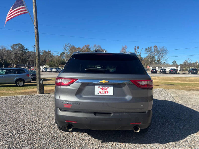 2018 Chevrolet Traverse 1LT photo 3