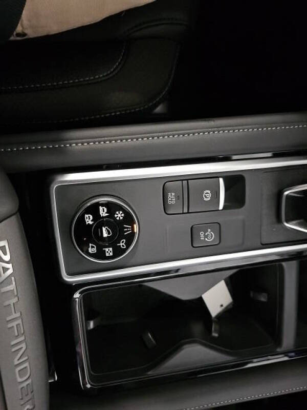 2025 Nissan Pathfinder SL