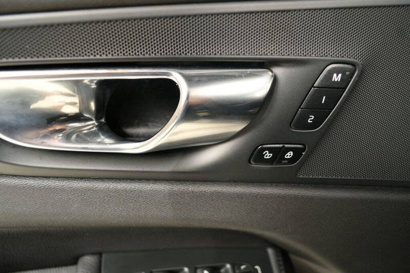 2022 Volvo XC60 B5 Momentum