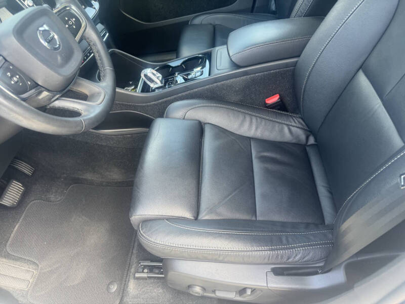 2023 Volvo XC40 B5 Plus Dark Theme