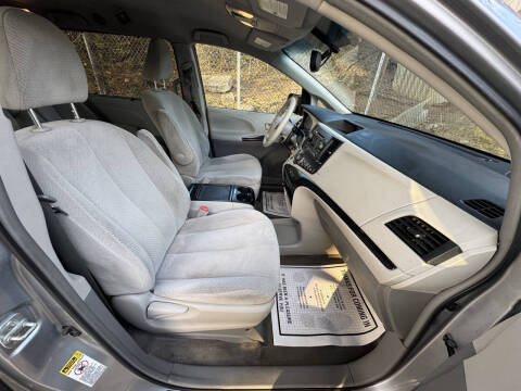 2013 Toyota Sienna LE 8-Passenger