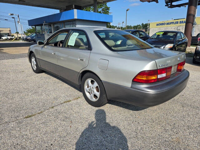 1997 Lexus ES 300 for sale at QUEENSGATE AUTO SALES in York, PA