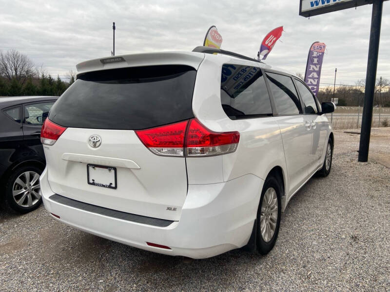 2011 Toyota Sienna XLE photo 6