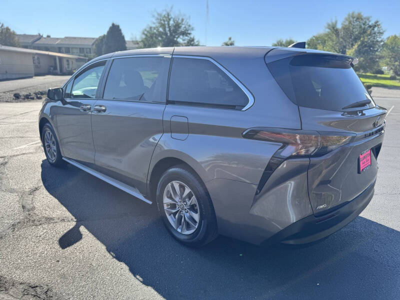 2023 Toyota Sienna LE 8-Passenger