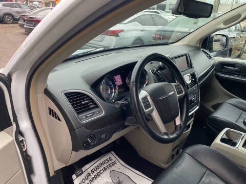 2014 Chrysler Town and Country Touring-L