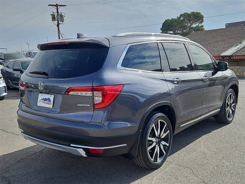 2019 Honda Pilot Touring w/Rear Captain's Chairs