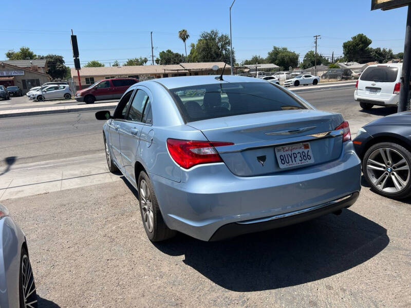 2013 Chrysler 200 LX photo 4