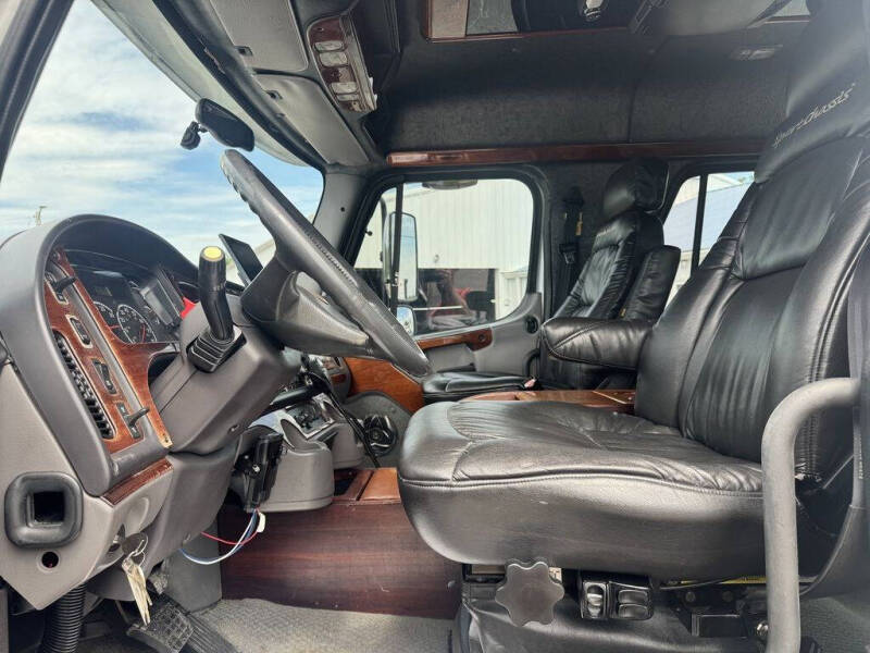 2005 Freightliner M2 106