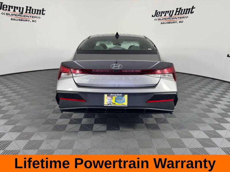 2025 Hyundai Elantra SE