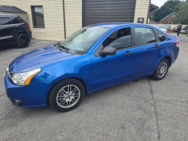 2010 Ford Focus for sale at QUEENSGATE AUTO SALES in York, PA