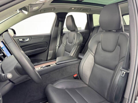 2024 Volvo XC60 Recharge T8 Ultimate Dark Theme