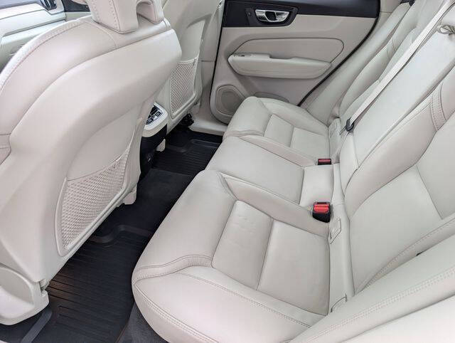 2023 Volvo XC60 B5 Ultimate Dark Theme