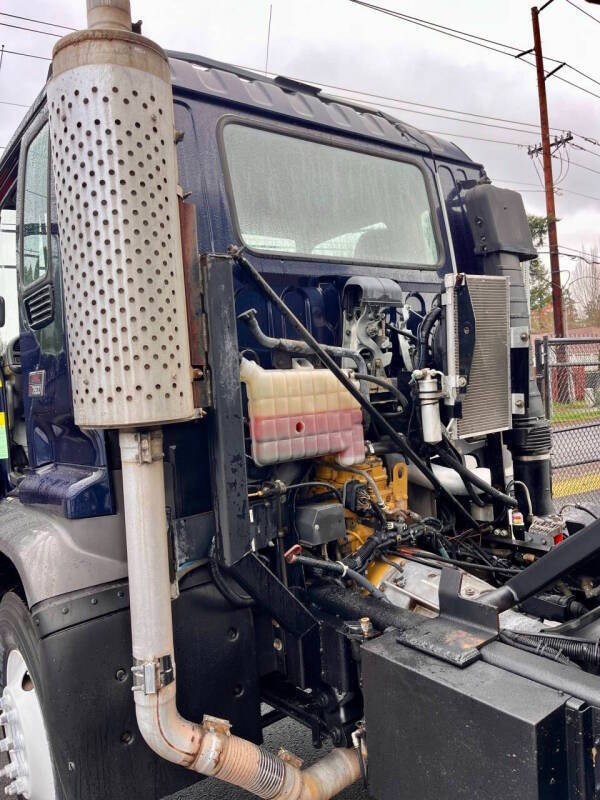 2002 GMC T7500