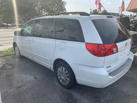 2009 Toyota Sienna LE 8-Passenger