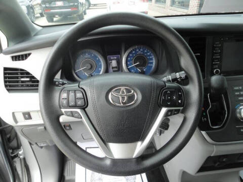 2020 Toyota Sienna LE 7-Passenger Auto Access Seat