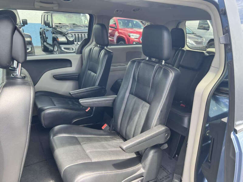 2012 Chrysler Town and Country Touring