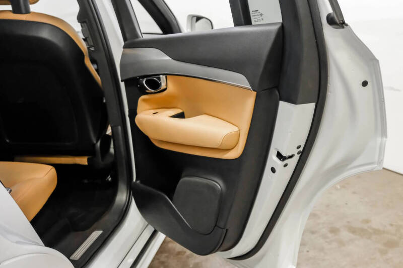 2017 Volvo XC90 T6 Momentum